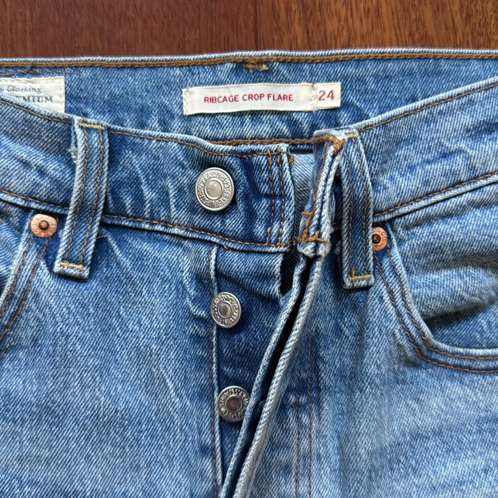 Levi’s Ribcage Crop Flare Size 24